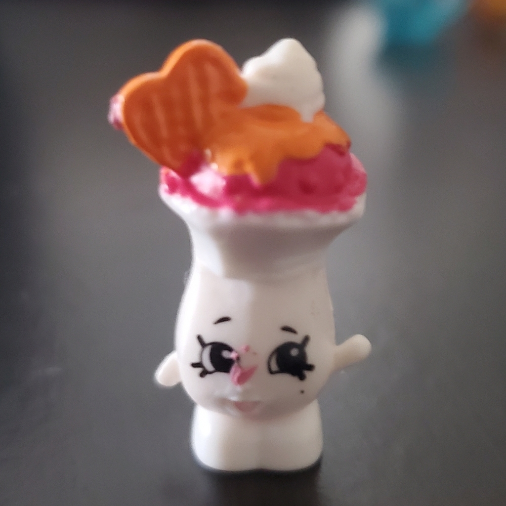 RARE Shopkins Suzie Sundae‎ Sweet Treats Team #3-066 Season 3 Classic Finish